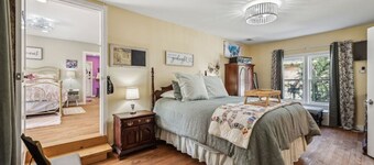 Cute & Cozy Lake Side Home