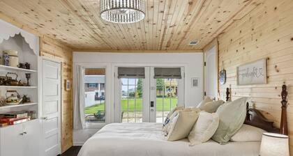 Cute & Cozy Lake Side Home