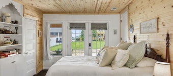 Cute & Cozy Lake Side Home