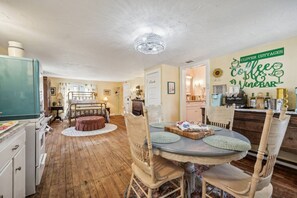 Dining - Cute & Cozy Lake Side Home (Granbury)