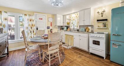 Cute & Cozy Lake Side Home