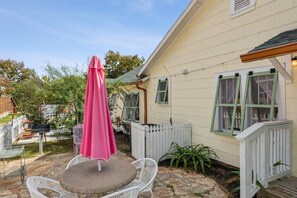 Outdoor dining - Cute & Cozy Lake Side Home (Granbury)