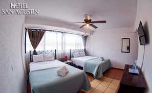 Eenvoudige vierpersoonskamer | Een laptopwerkplek, een strijkplank/strijkijzer, gratis wifi, beddengoed