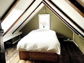 4 bedrooms, desk, iron/ironing board, WiFi