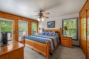 4 bedrooms, desk, iron/ironing board, WiFi