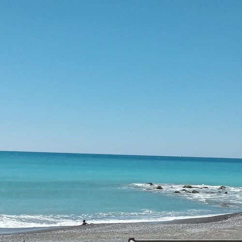 Cozy and quiet lodging in the center two minutes from the Ligurian Sea.