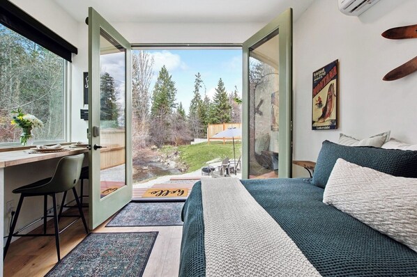 Desk, free WiFi, bed sheets - Peaceful Creekside Villa, Walk to Flathead Lake (Lakeside)