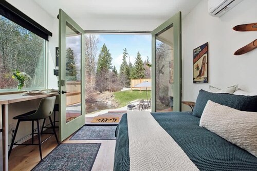 Peaceful Creekside Villa, Walk to Flathead Lake