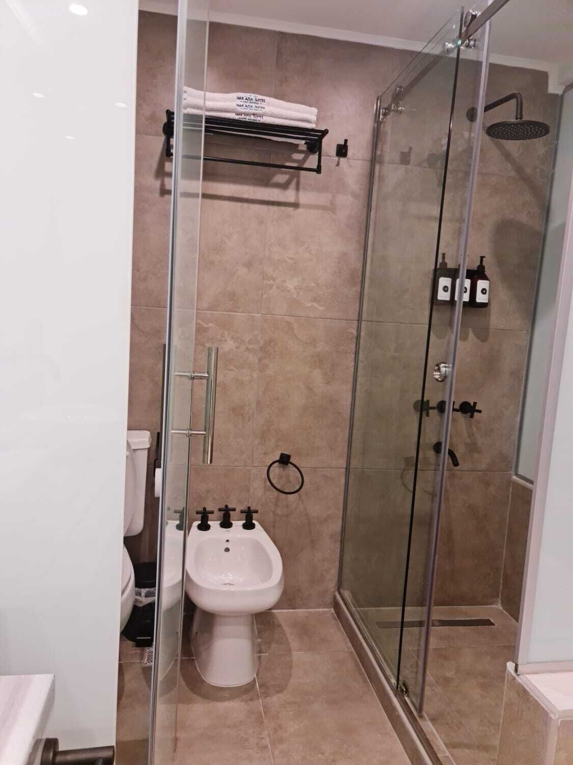 Habitación triple | Baño | Ducha y bañera combinadas y bañera de hidromasaje