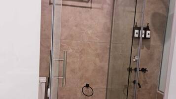 Habitación triple | Baño | Ducha y bañera combinadas y bañera de hidromasaje
