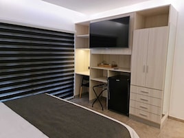 Ropa de cama de alta calidad y caja de seguridad en la habitación
