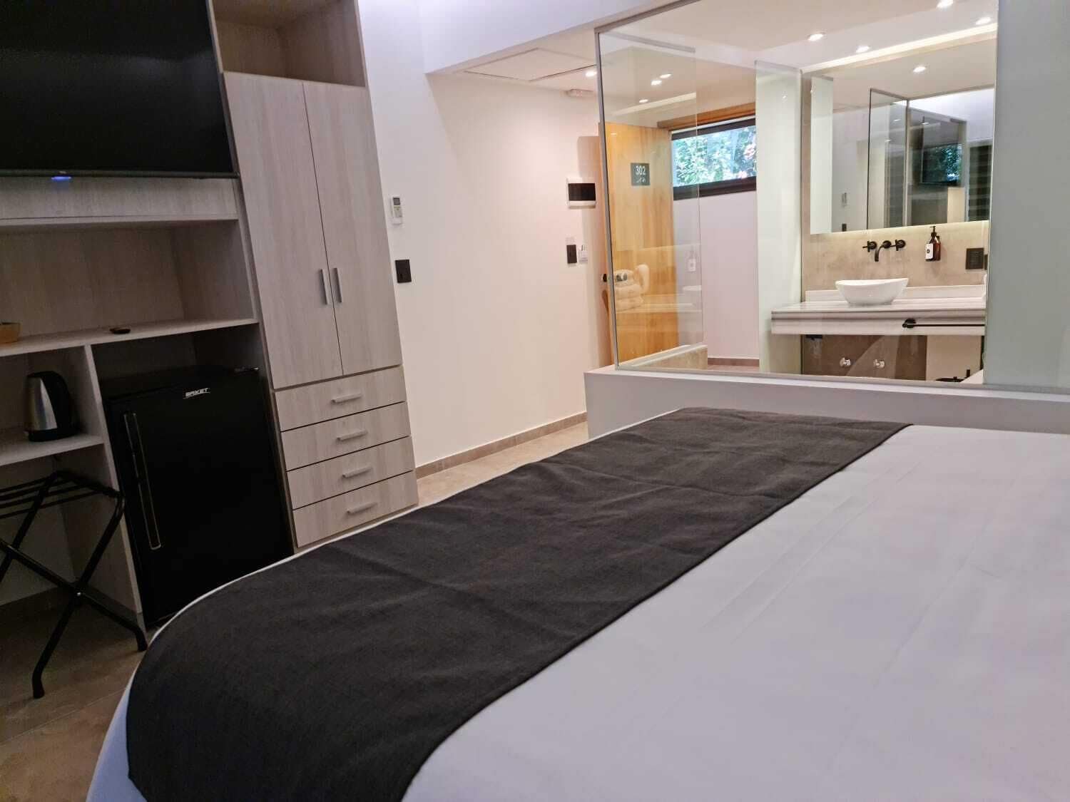 Ropa de cama de alta calidad y caja de seguridad en la habitación 