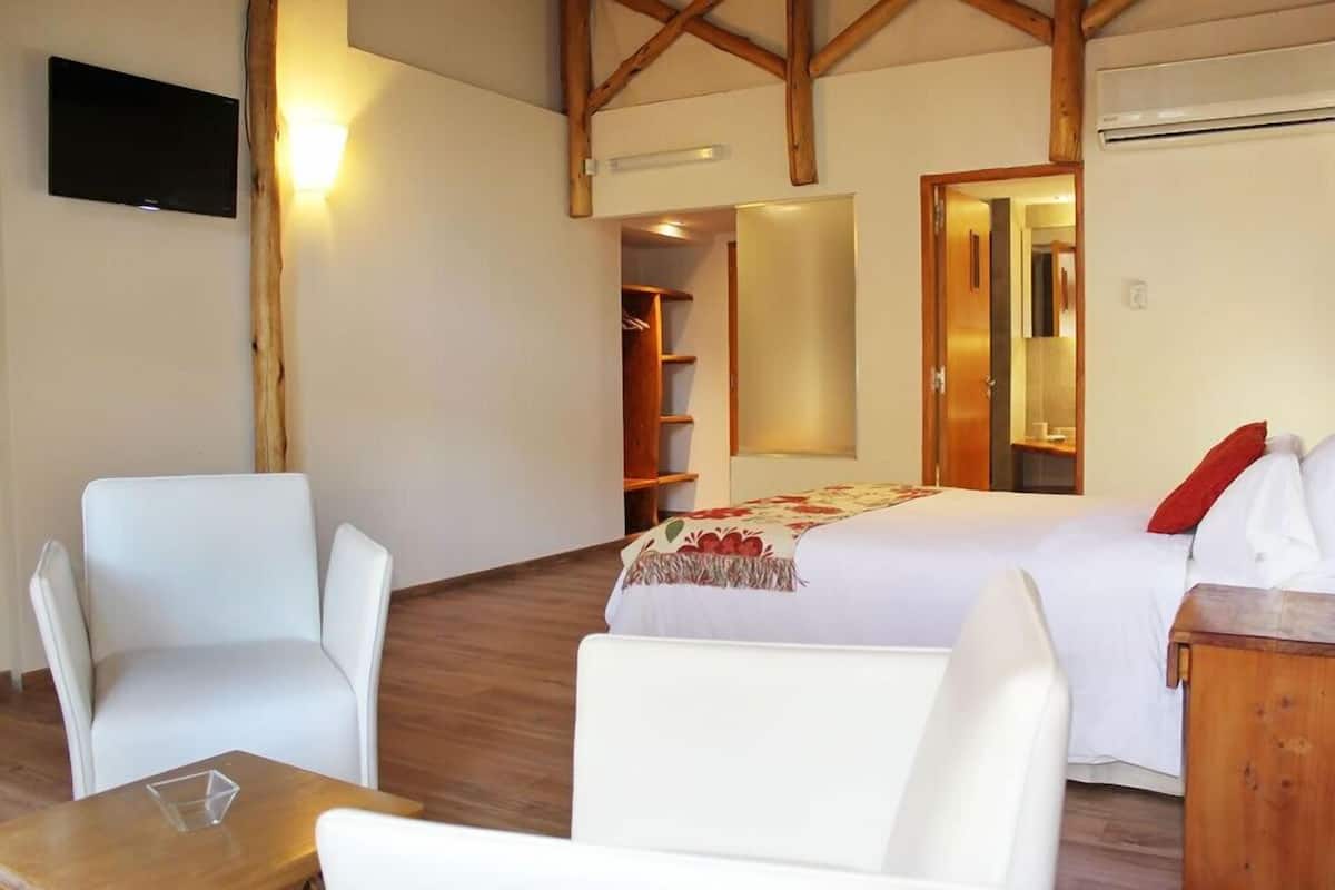 Suite, Garden View (201) | Premium bedding, in-room safe, desk, laptop workspace