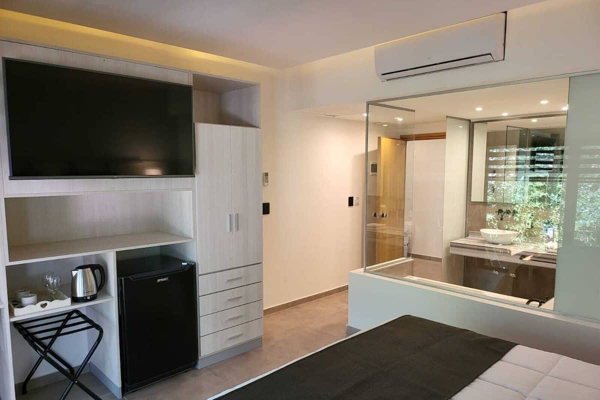 Premium bedding, in-room safe, desk, laptop workspace