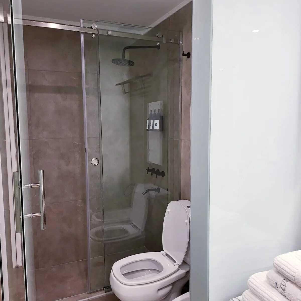 Habitación Deluxe doble | Baño | Ducha y bañera combinadas y bañera de hidromasaje