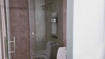 Habitación Deluxe doble | Baño | Ducha y bañera combinadas y bañera de hidromasaje