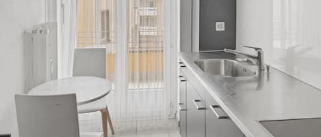 冰箱、微波炉、烤箱、炉灶