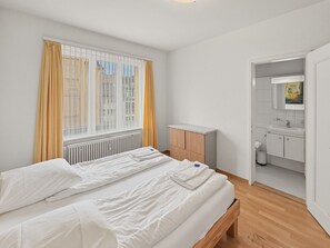 1 bedroom, desk, iron/ironing board, WiFi