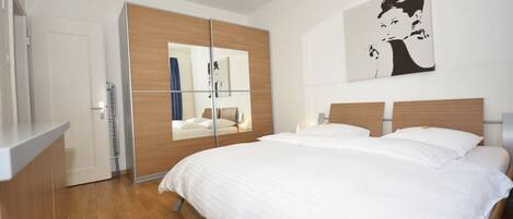 1 slaapkamer, een bureau, een strijkplank/strijkijzer, wifi