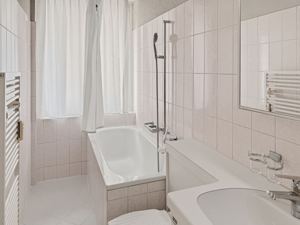 Secadora de cabello, toallas, papel de baño 
