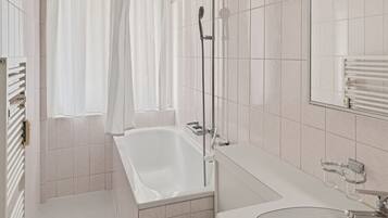Secadora de cabello, toallas, papel de baño