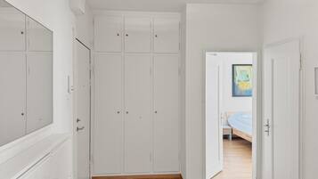 1 habitación, escritorio, tabla de planchar con plancha y wifi