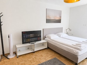 Desk, iron/ironing board, WiFi, bed sheets - Fantastic studio in the city centre (Art 8) (Zürich)