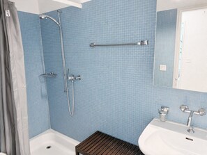A bathroom with a shower, a sink, and a mirror. - Fantastic studio in the city centre (Art 8) (Zürich)