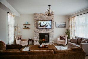 Fernseher, Kamin, Tischfußball