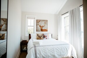 3 bedrooms, desk, iron/ironing board, travel crib