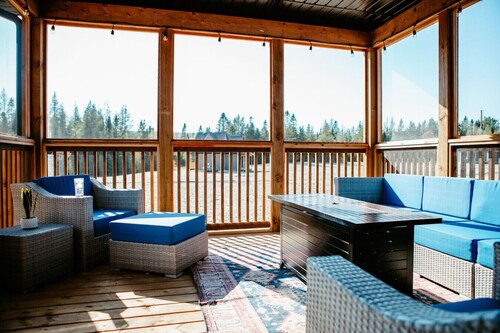 Modern Muskoka Retreat w/King Bed & Hot Tub