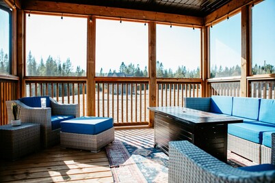 Modern Muskoka Retreat w/King Bed & Hot Tub