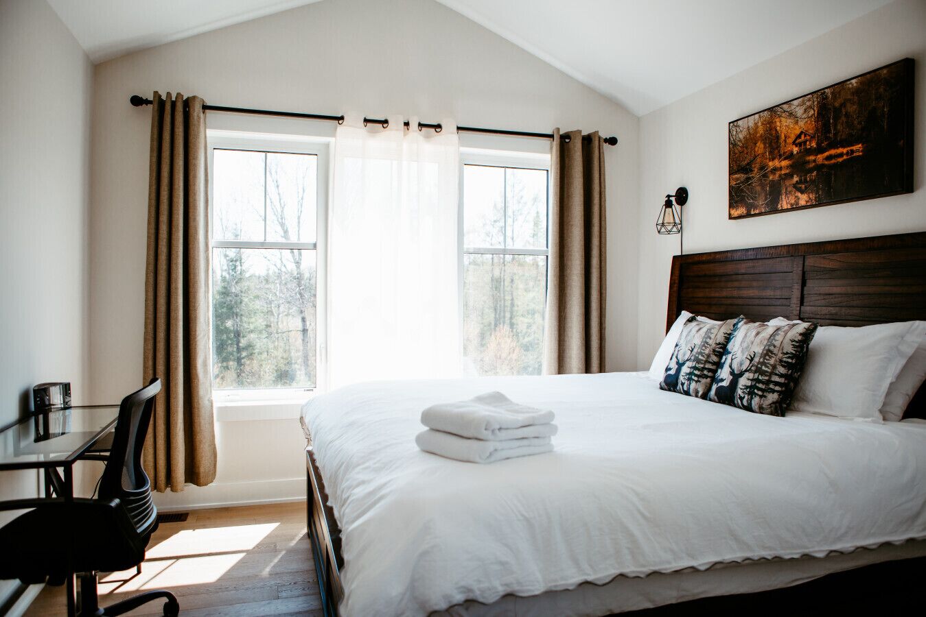 3 chambres, bureau, fer et planche à repasser, lit de bébé portatif