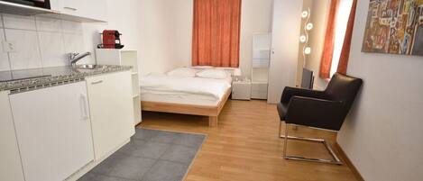 1 bedroom, desk, iron/ironing board, WiFi