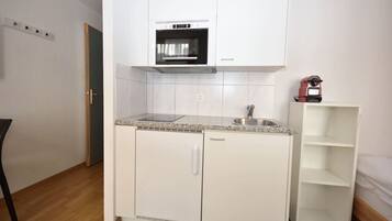 Refrigerador, microondas, parrilla de estufa y cafetera y tetera