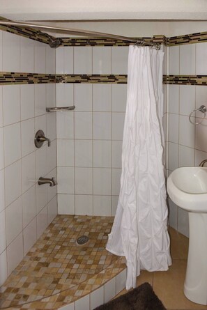 Klassieke studio suite, 1 queensize bed, niet-roken, kitchenette | Een bureau, een laptopwerkplek, een strijkplank/strijkijzer, gratis wifi
