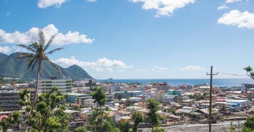 Suíte estúdio conforto, 1 cama Queen, para não fumantes, vista para a montanha | Escrivaninha, espaço de trabalho para notebook