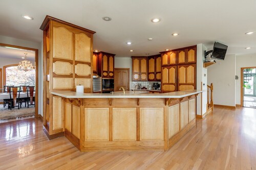 Jett Manor - Hermann, MO 13-Acre Private Estate w/ Hot Tub, Sauna & Scenic Views