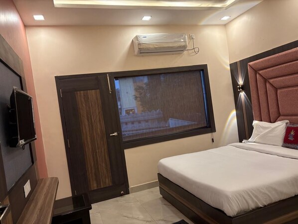 Superior Double Room, City View | Free WiFi - DM PAYING GUEST HOUSE (VARANASI)