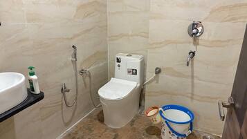 Superior Double Room, City View | Bathroom | Hair dryer, towels, soap, shampoo