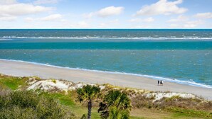 Ein Strand mit blauem Himmel und ruhigem Wasser.