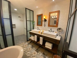Haartrockner, Handtücher, Seife, Toilettenpapier