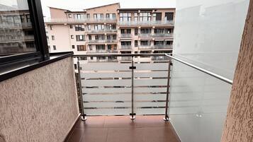 Apartemen Basic, balkon, pemandangan kebun | Teras/patio