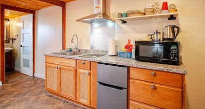 Cozy Casita with Private Courtyard and COLD A/C in East Tucson