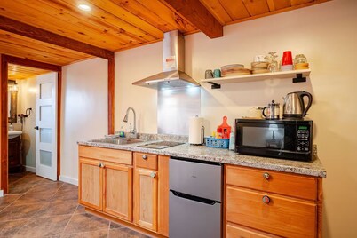 Cozy Casita with Private Courtyard and COLD A/C in East Tucson