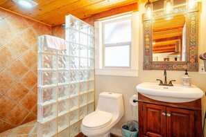 Douche, sèche-cheveux, serviettes fournies, savon