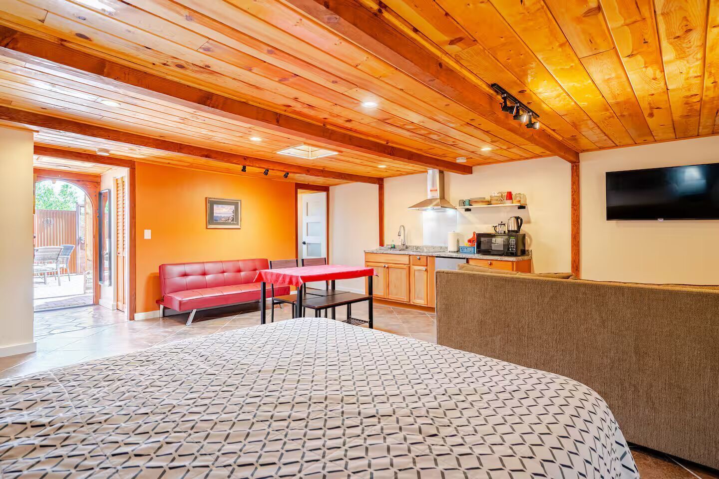 Desk, iron/ironing board, WiFi, bed sheets