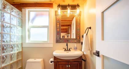Cozy Casita with Private Courtyard and COLD A/C in East Tucson