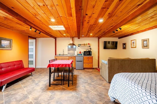 Cozy Casita with Private Courtyard and COLD A/C in East Tucson