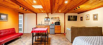 Cozy Casita with Private Courtyard and COLD A/C in East Tucson